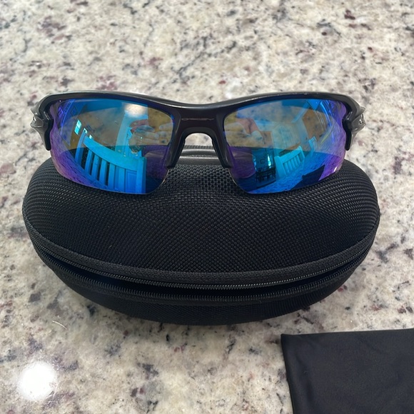 Oakley Men’s sunglasses - Picture 2 of 3
